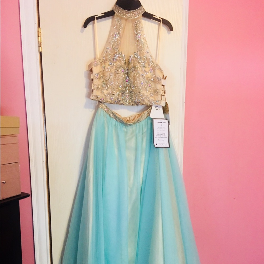 Prom dresses - Picture 2 of 3